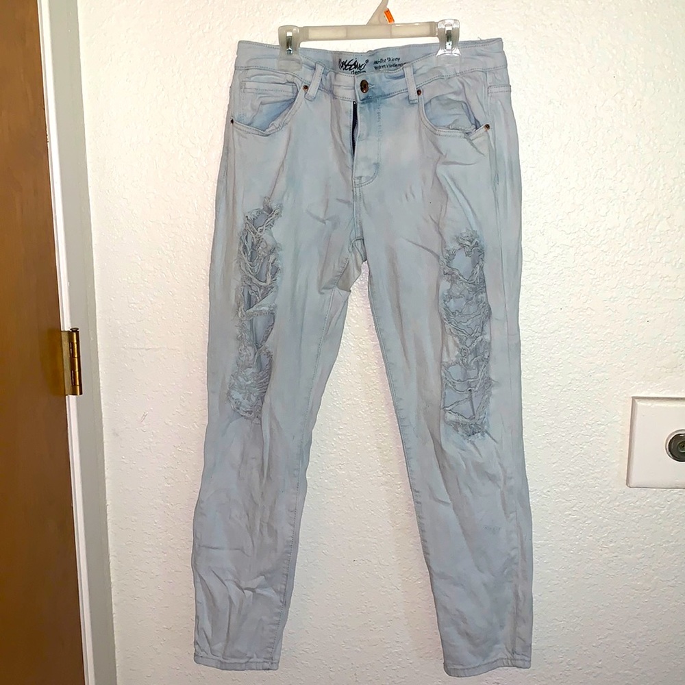 LIGHT WASH RIPPED DENIM JEANS